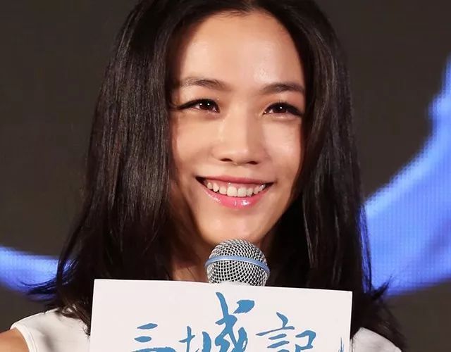 笑起来不露上牙的明星,露齿笑很丑的明星