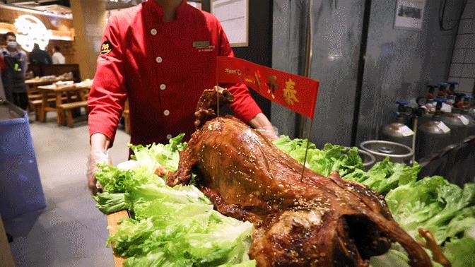 木屋烧烤夏季也有烤全羊吗,木屋烧烤的烤全羊