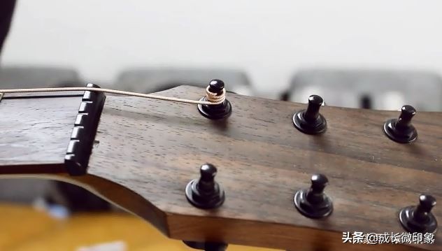 民谣吉他琴弦更换教程,民谣吉他更换琴弦详细教程