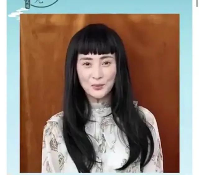 46岁蒋勤勤造型翻车皱纹尽显,44岁蒋勤勤素颜图片