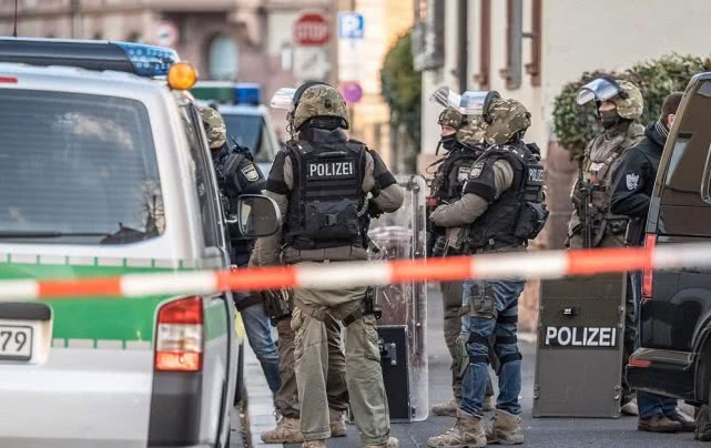 5名恐怖分子买了枪支和*弹炸**，疫情中欲袭击美军，都戴口罩难分辨