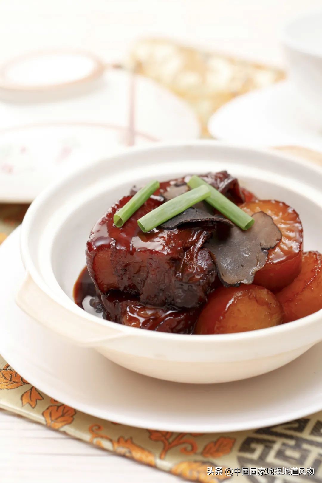 红烧肉是一道非常经典的中式菜肴,红烧肉中国家常菜的经典