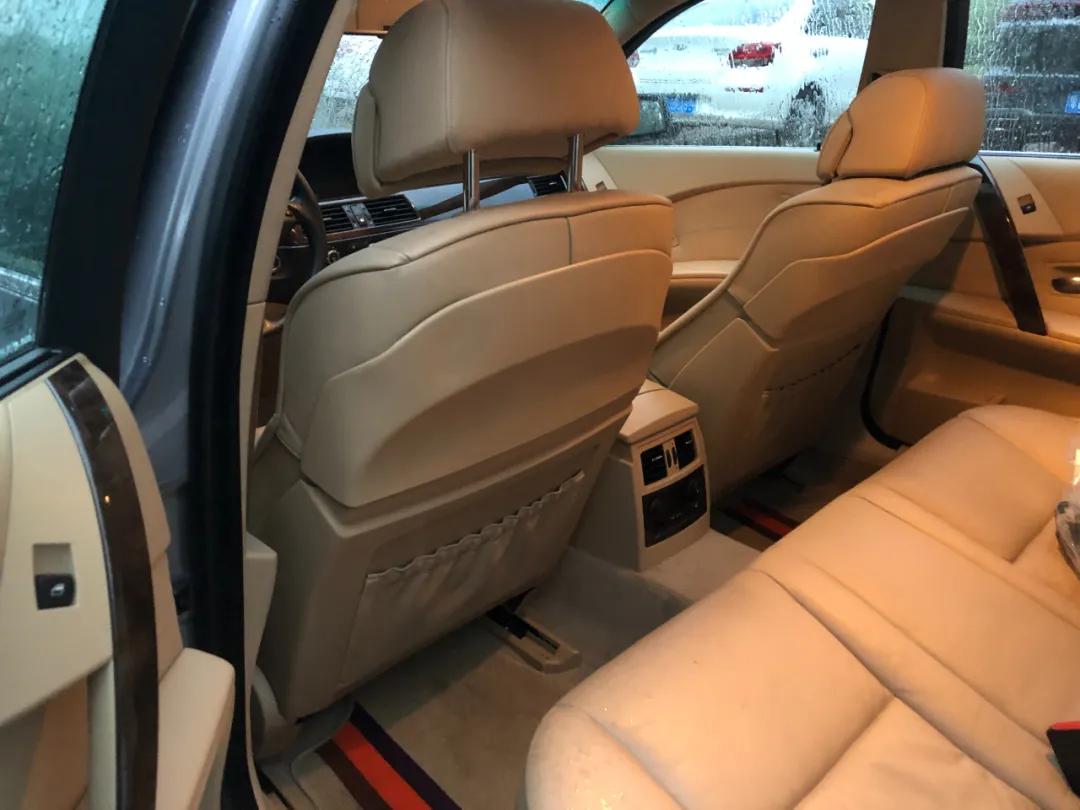 我，月薪2300，买了一辆巴伐利亚味的行政级轿车