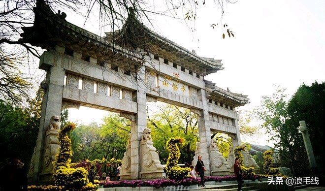 济南千佛山：名气不如趵突泉，可登顶俯泉城全景，人气火爆停车难