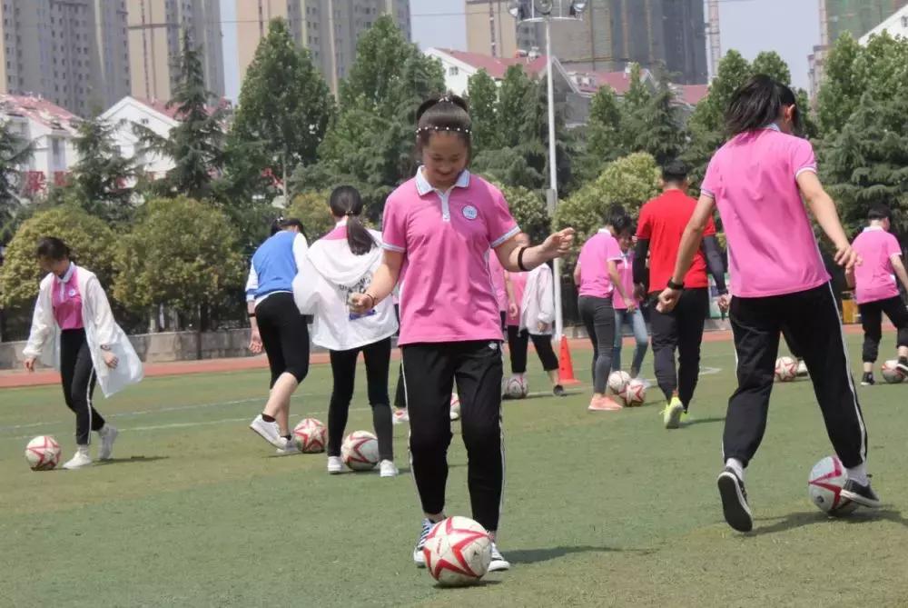 中国媒体团考察,探访全国足球特色学校