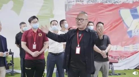 从国足主帅翻译到美女老总副手，输球后批评泰达的赵旭东，在恒丰内外交困之际，选择主动请辞了