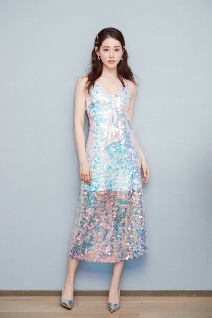 迪丽热巴杨幂高开叉长裙,她是杨幂新捧的女艺人