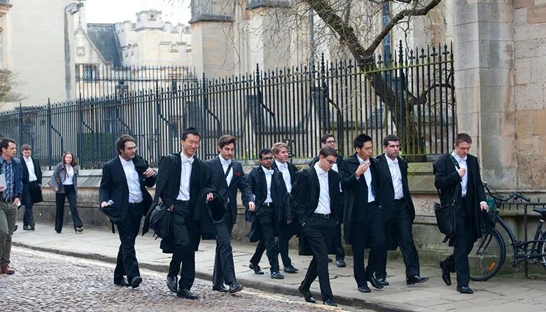 英国当地公认最好的四所大学，也是顶尖贵族大学，附加个隐藏学校