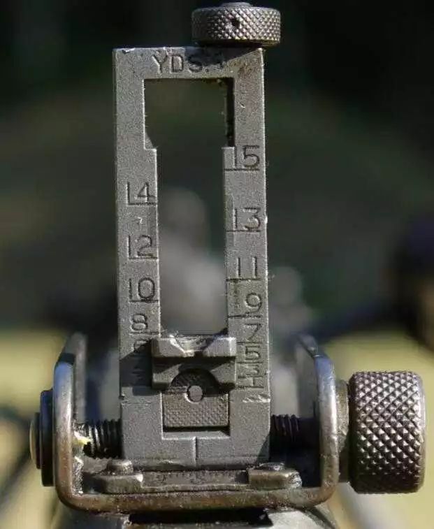 瞄准镜弹着点在准星下方,瞄准镜安在枪身左边还能瞄准吗