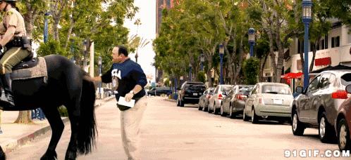 如何纠正马踢人,怎么防止马踢人