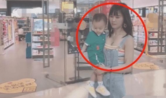 “最精致姥姥”惊现商场，和孙子胜似姐弟，网友：吃防腐剂了吧