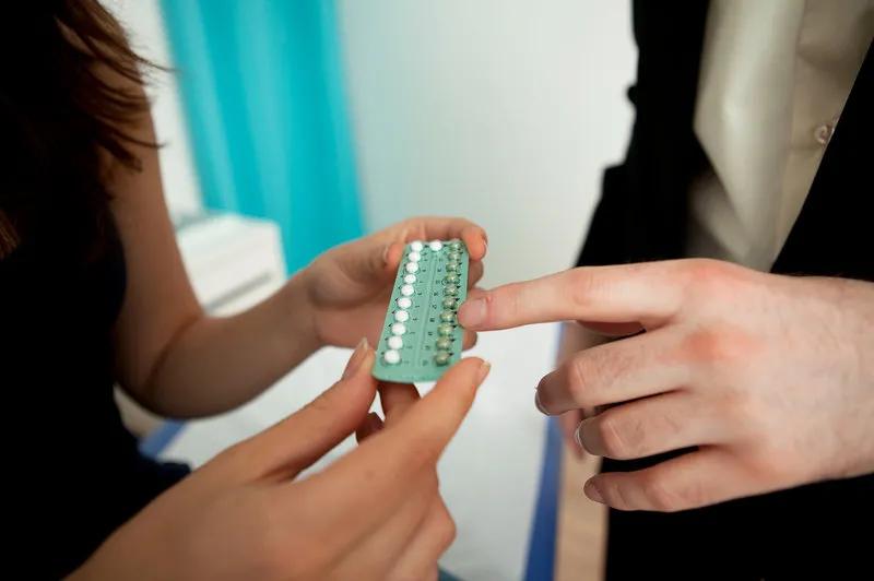 口服避孕药漏吃了怎么办,吃避孕药不小心多吃了一片