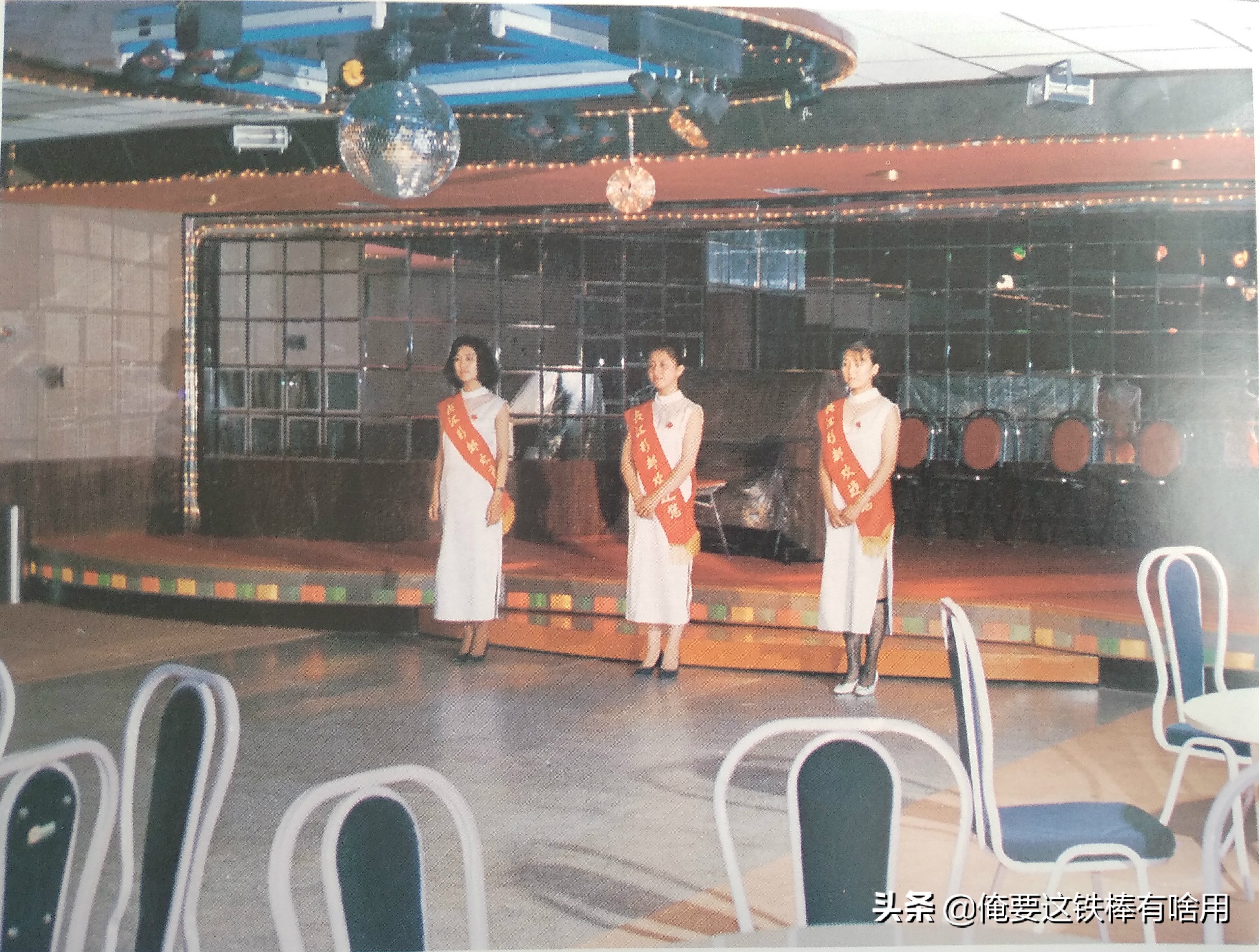 烧鸡配茅台，电影院下面还有咖啡厅，想不到那时候的长春还挺潮