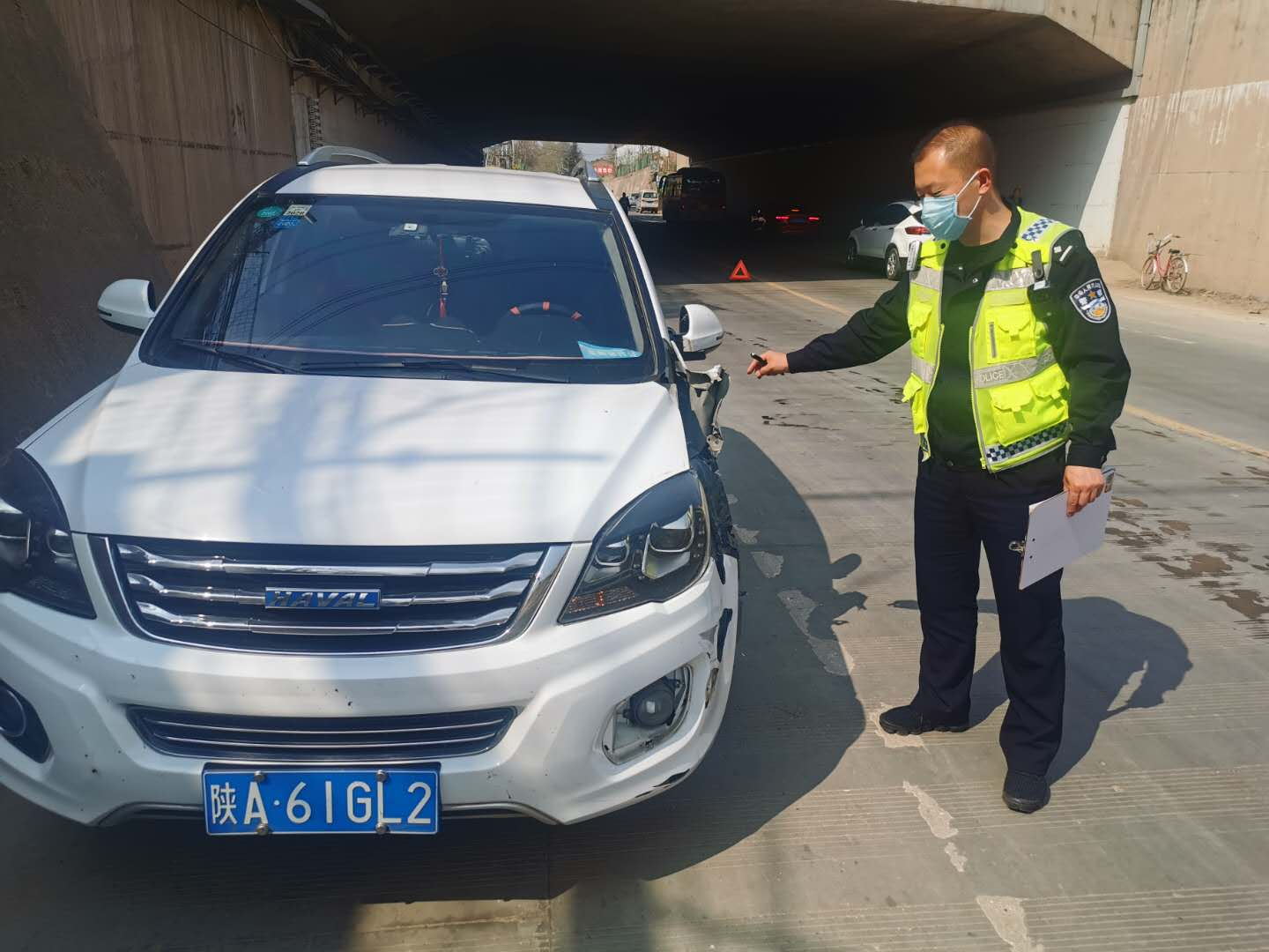 一张流程图既方便了群众又提升了效率西安临潼交警李晓东自创的交通事故处置工作法一举两得