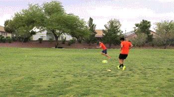 足球转身踢球训练方法,足球拉球转身过人教学