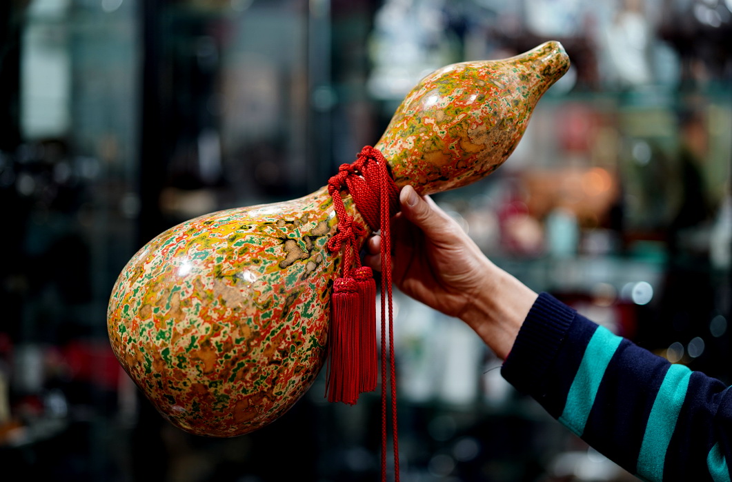 老式铜葫芦烟袋,古玩市场的铜胎掐丝珐琅花瓶