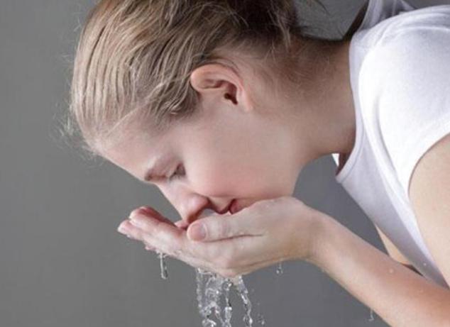 下巴不停长白色粉刺,下巴闭合粉刺挤出来白色的