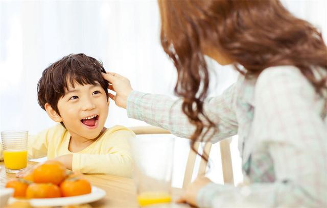 12岁女孩脖子印有“草莓”，家人痛心逼问，孩子的回答令人深思