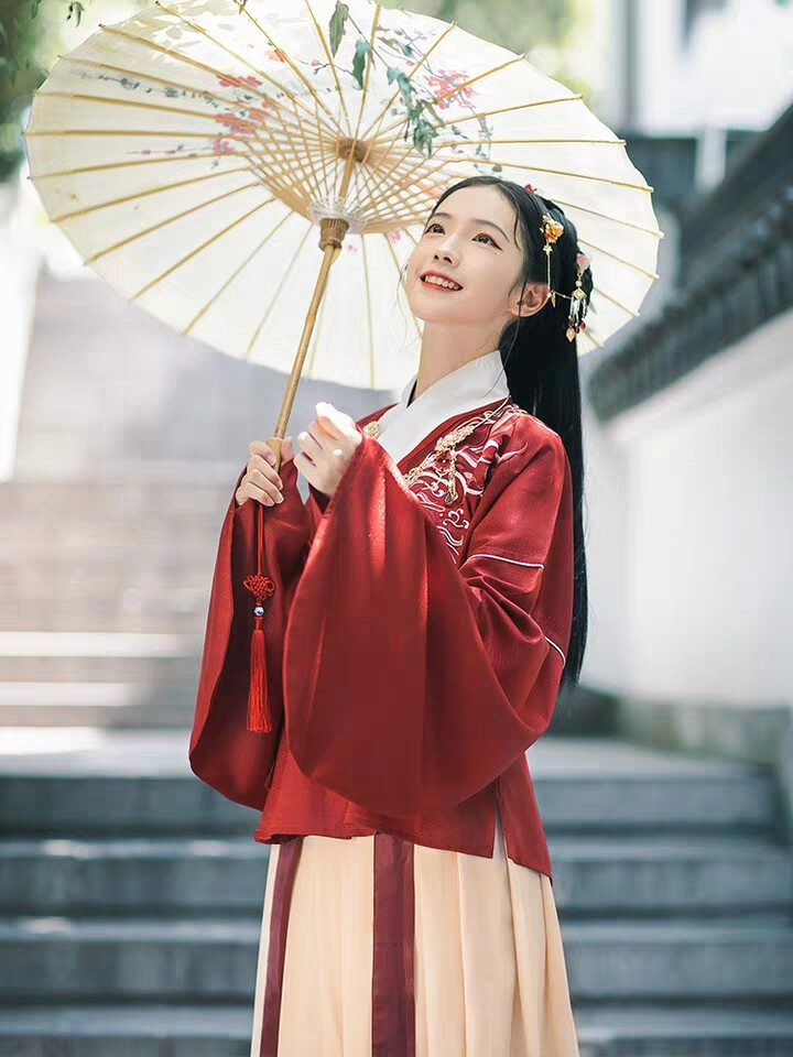 “十里一笑，钱包垮掉”，汉服中的“抢钱四巨头”，你最喜欢谁？