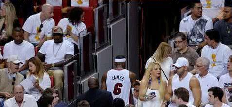 职业赛场拉肚子怎么办,罗斯受伤被扶回更衣室