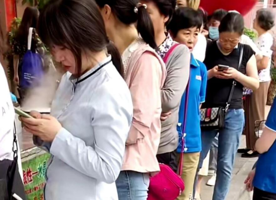 95后单身小姐姐摆摊卖凉皮,大学生摆摊卖凉皮