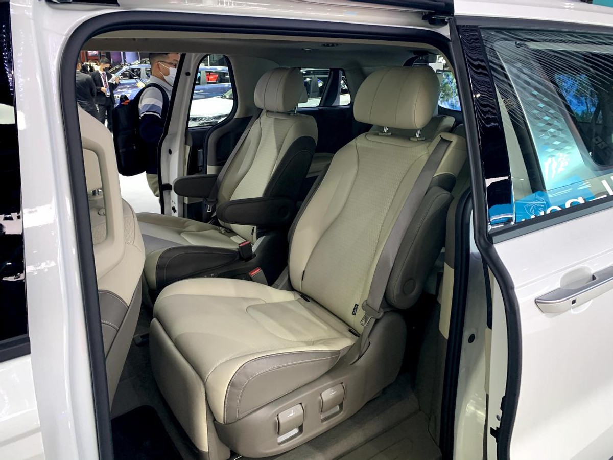 对标别克gl8的商务车,别克gl8公务舱跟起亚嘉华比怎么样