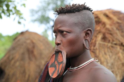 非洲唇盘族的女人：嘴唇上盘子的尺寸越大，收到的彩礼就越多