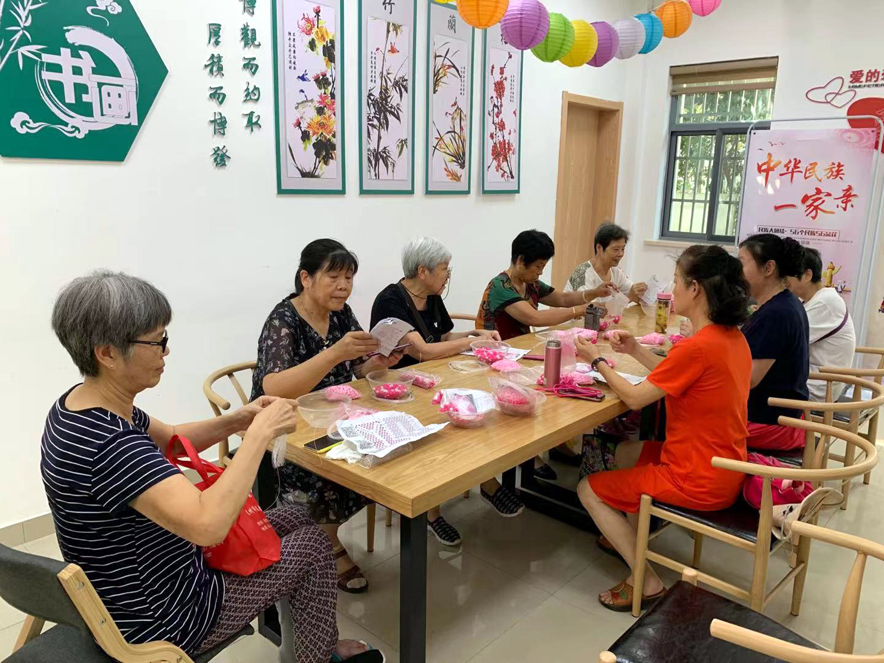 社区老人手工创意作品,社区老人手工串珠