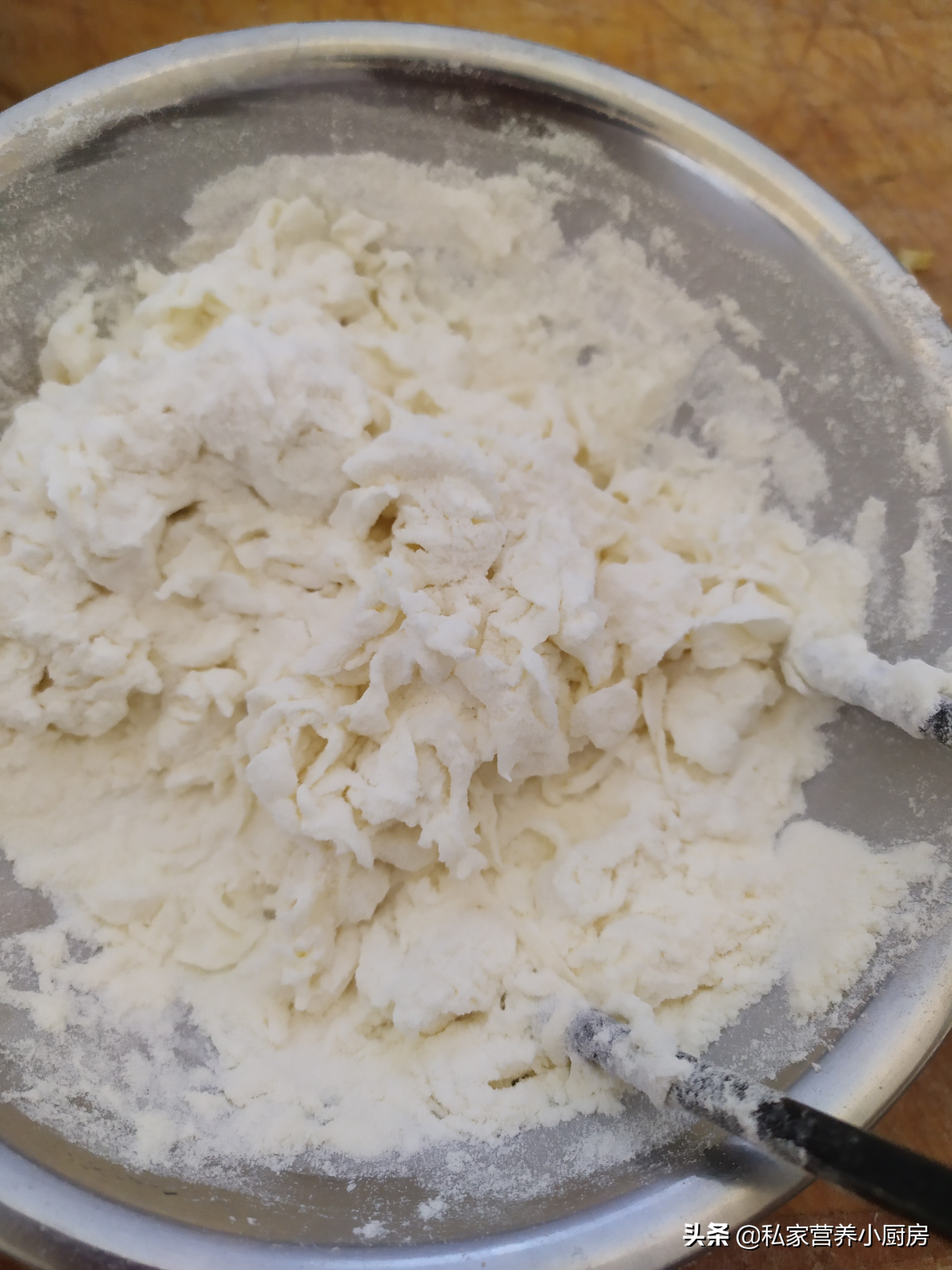 素馅水煎包子味道鲜美极致,香酥水煎包子