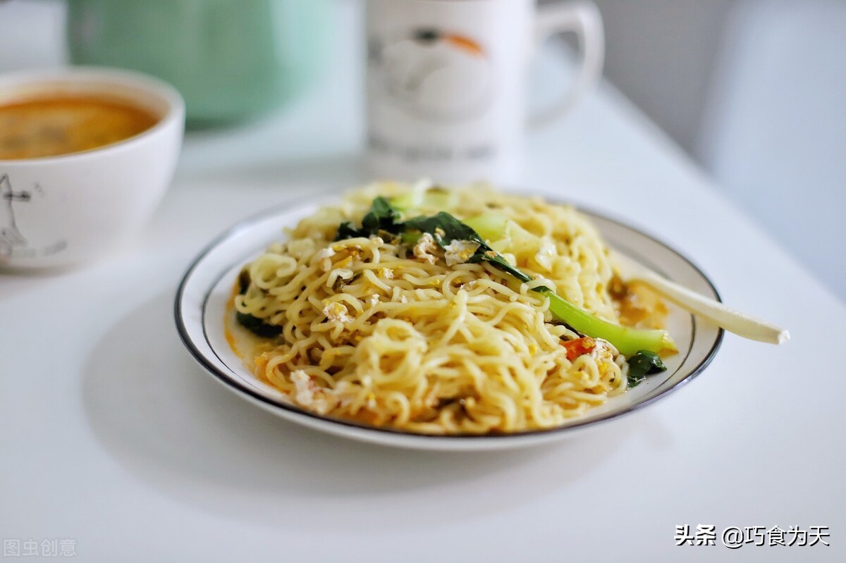 张翰终于可以安心吃牛肉面了视频,为啥说张翰配得上一碗牛肉面