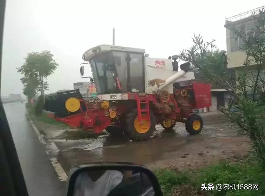 利辛春雨收割机价格,春雨4lz2小麦收割机