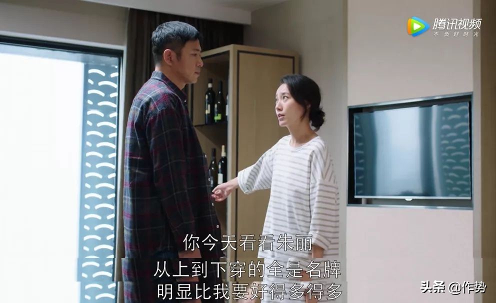 挺好的朱丽穿的衣服,都挺好的朱丽穿的大衣是啥牌子