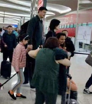 姚明与女儿姚沁蕾最近打球视频,姚明12周岁的女儿姚沁蕾身高