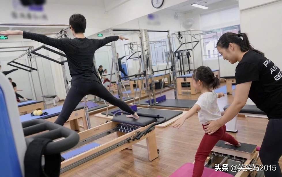 产后驼背下垂怎么锻炼,产后含胸驼背训练方法