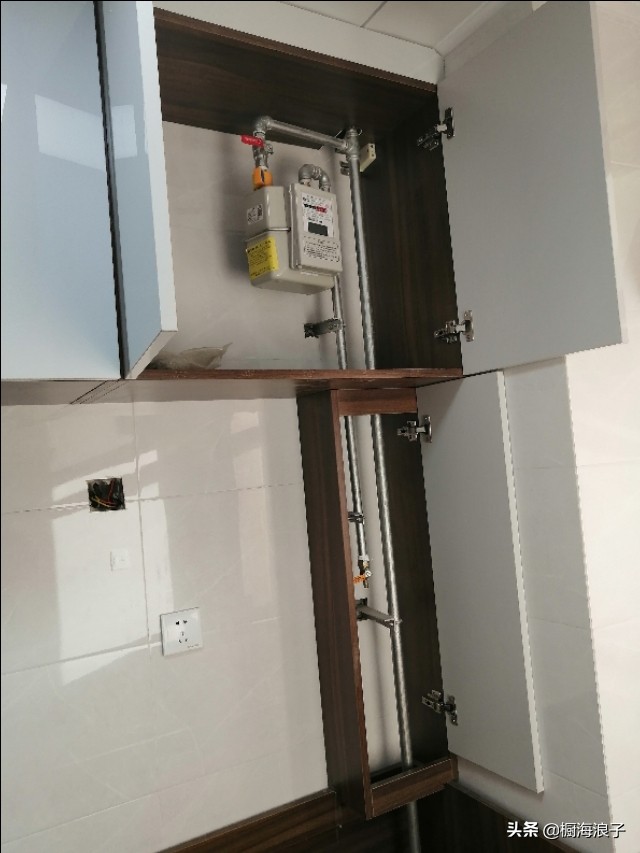 橱柜门开时碰旁边门怎么办,橱柜门挡住打不开怎么解决