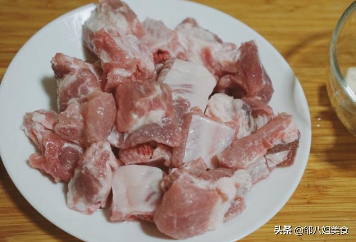 排骨一焯水油都没了,排骨一煮就变色了