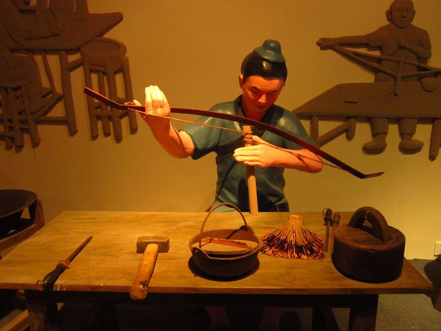 前面抱人，后面背鹿，这只虎是在干嘛呢？