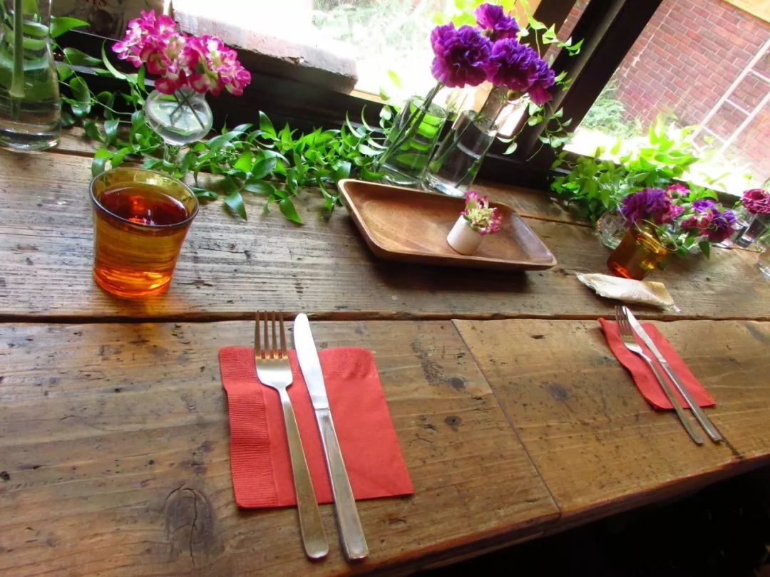 开在茶铺里的花店,开在花店里的咖啡店