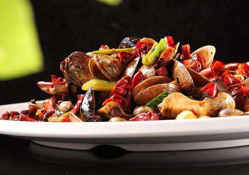 做海鲜最好的办法就是白灼或清蒸,海鲜焖锅清蒸