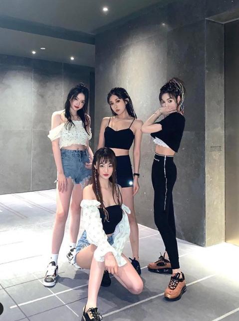 华谊千金晒男友与家人跨年聚会,华谊千金帅气男友