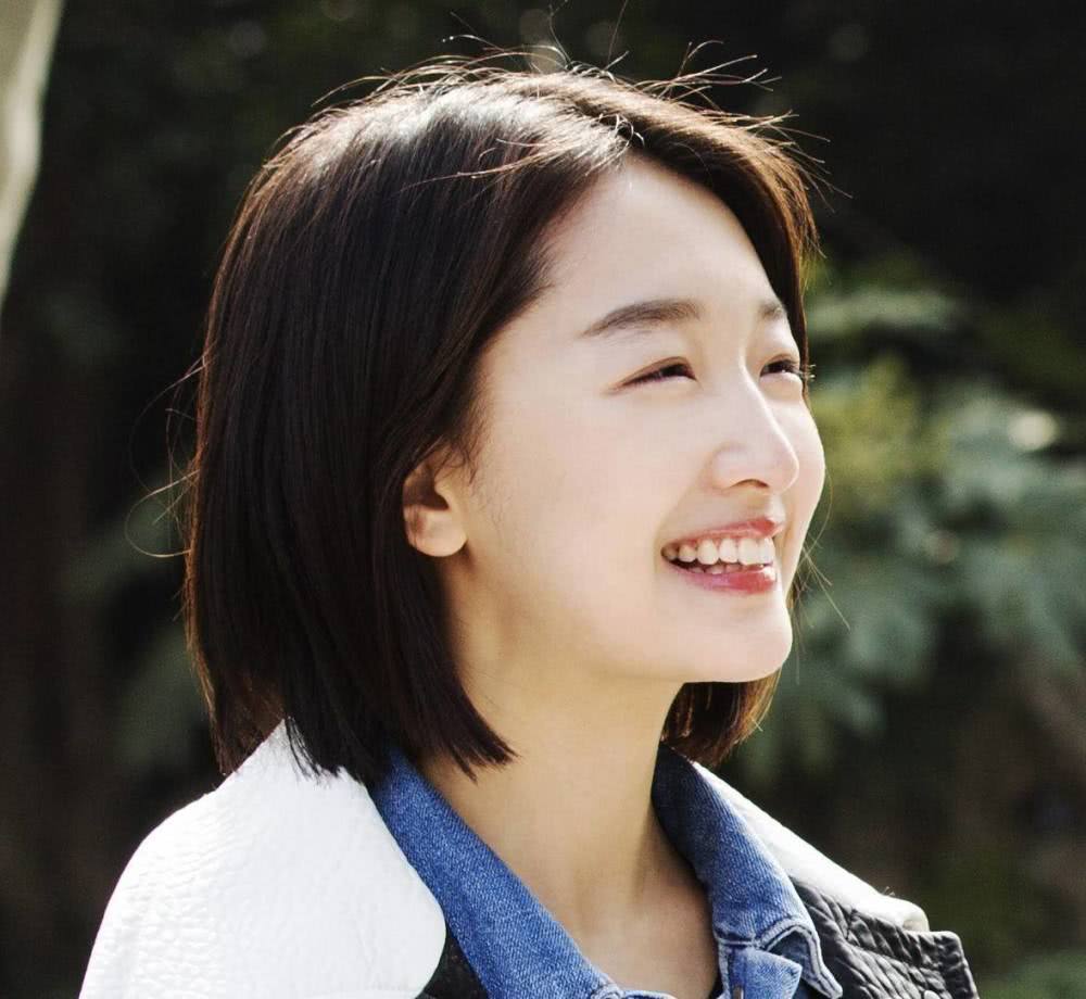 周冬雨拔智齿脸肿成了表情包,周冬雨拔智齿前后脸型对比图