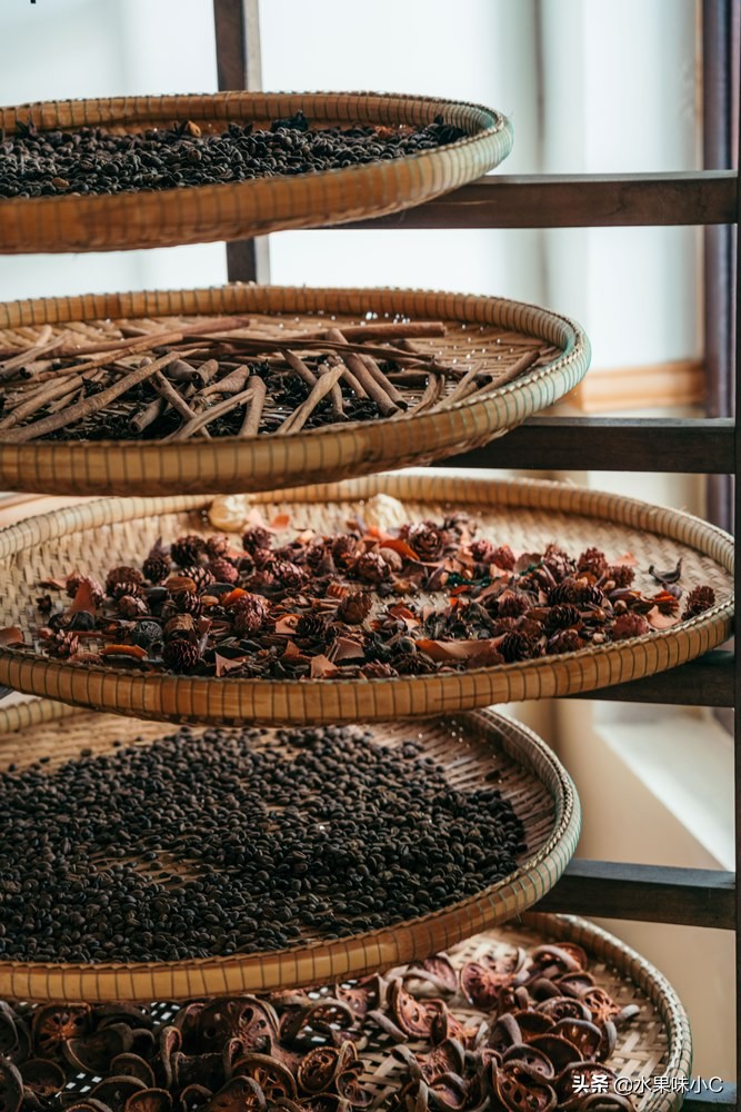 在曼谷中药咖啡店，寻找中泰混血的生活样貌。