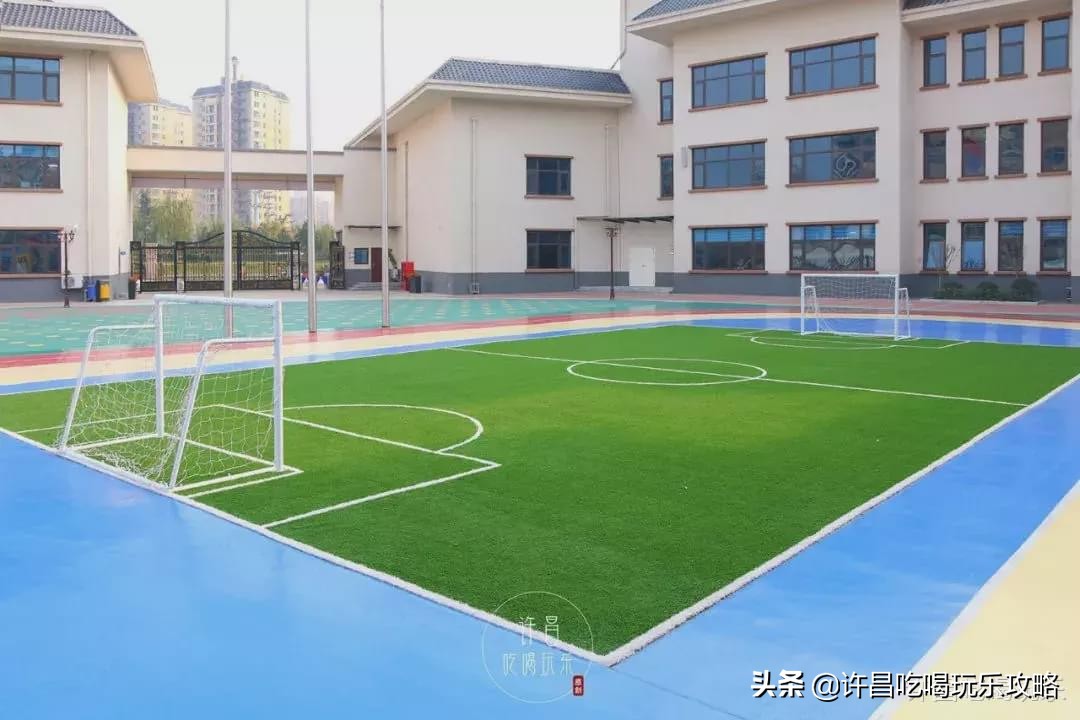 高尔夫球场、外教老师、恒温游泳池，这是什么神仙幼儿园？