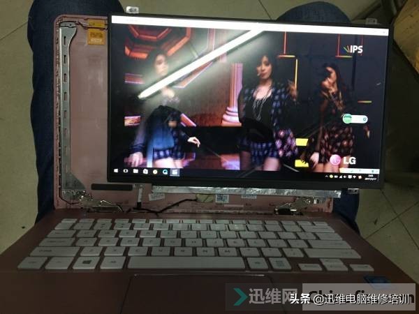 三星910S笔记本闪屏,无背光,原来问题出在这儿,几分钟轻松搞定