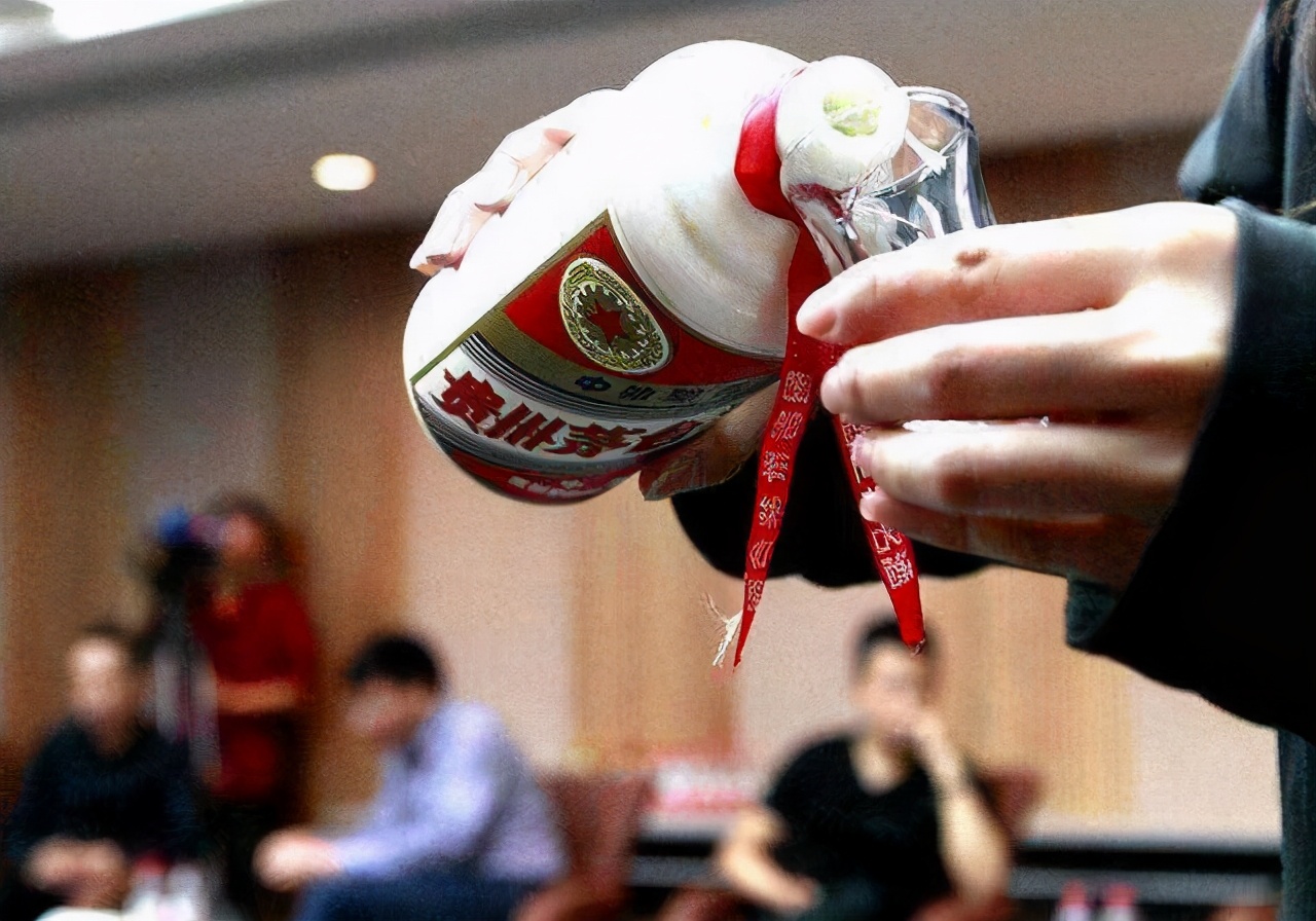 喝完酒后口渴舌燥该怎么办,喝完酒后口渴喝什么能解渴