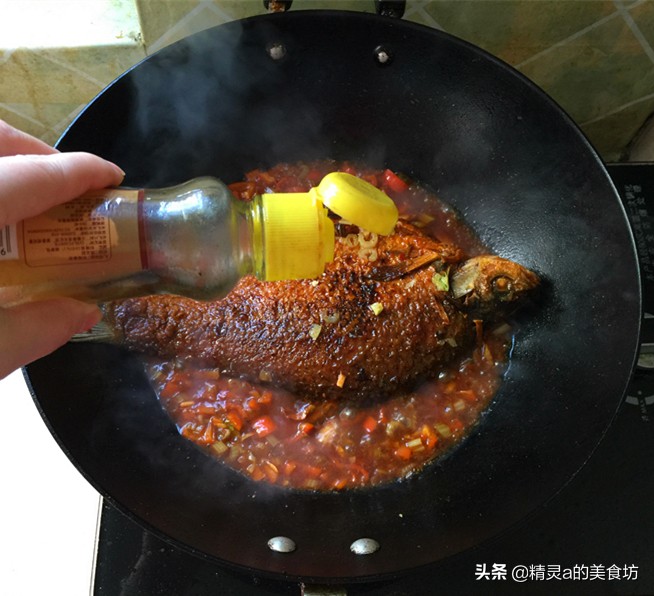 红烧鱼怎样做肉质细腻还入味,红烧鱼怎么才能让鱼皮不粘锅