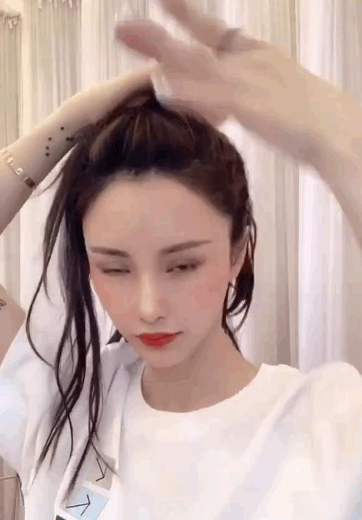 风大如何防止头发被吹乱,怎么防止头发被吹成中分