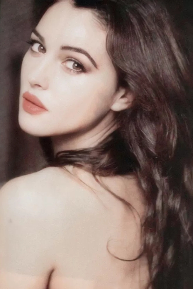 意大利女神莫妮卡·贝鲁奇的魔鬼身材天使脸庞！