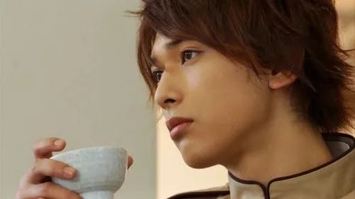 这个可盐可甜可狼的94年小鲜肉，简直就是漫画里走出来的男主角！