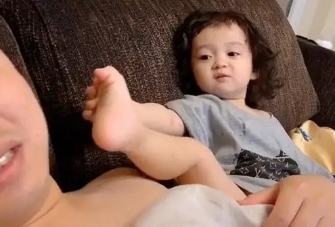 宝宝脚臭也可爱,小婴儿嫌弃爸爸脚丫子太臭了